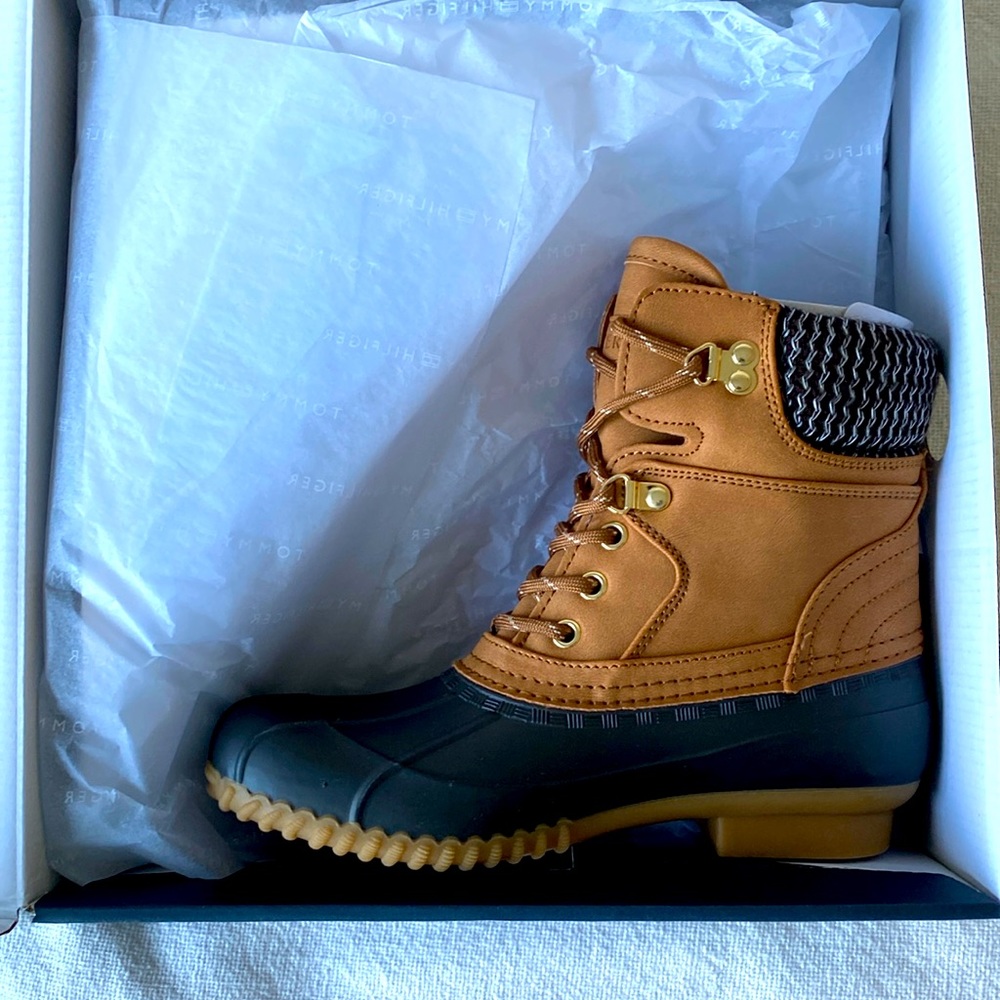 Tommy Hilfiger Rainah duck boots size 6M